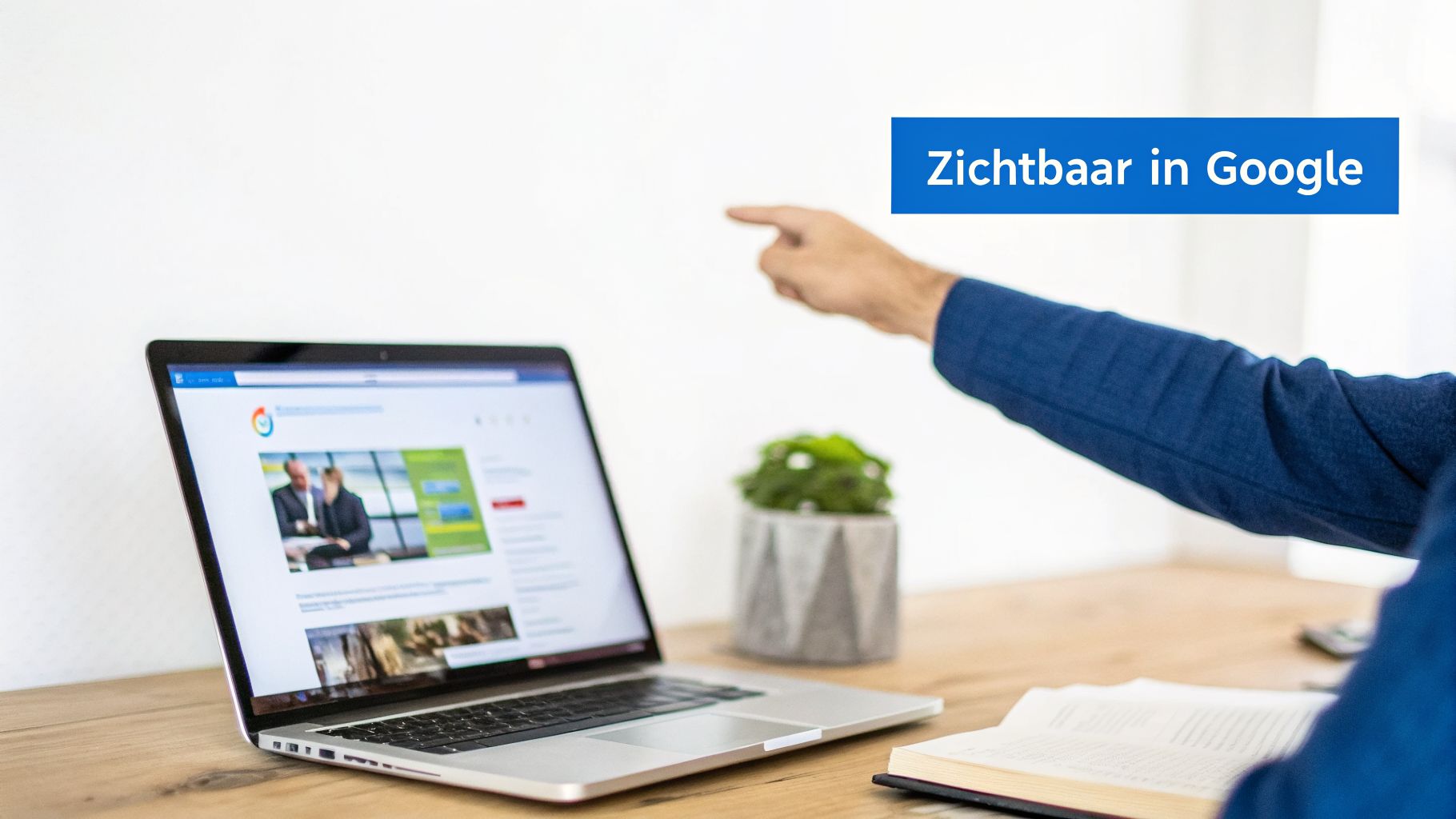 Een persoon wijst naar een laptop waarop een website en de tekst 'Zichtbaar in Google' te zien zijn, duidend op online marketing.
