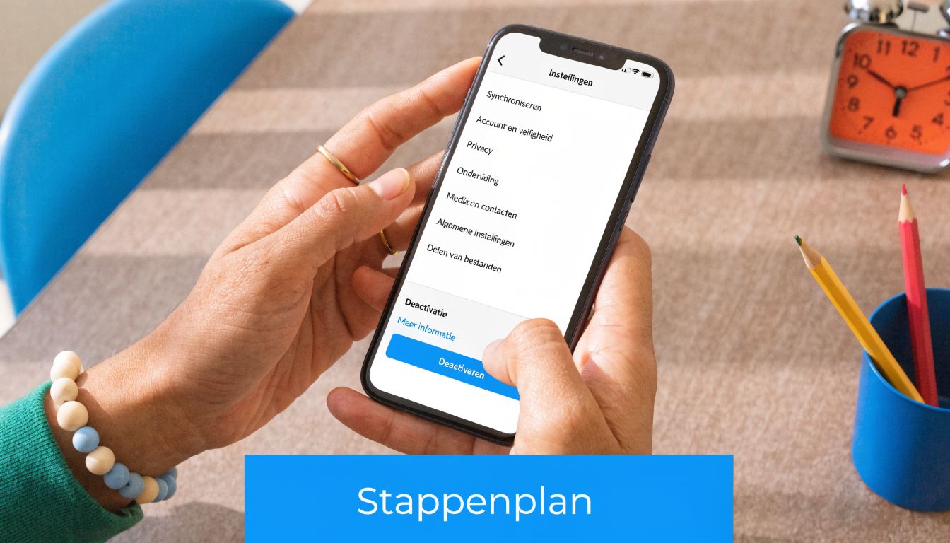 Een persoon houdt een smartphone vast die het instellingenmenu van Instagram toont voor het deactiveren van accounts.