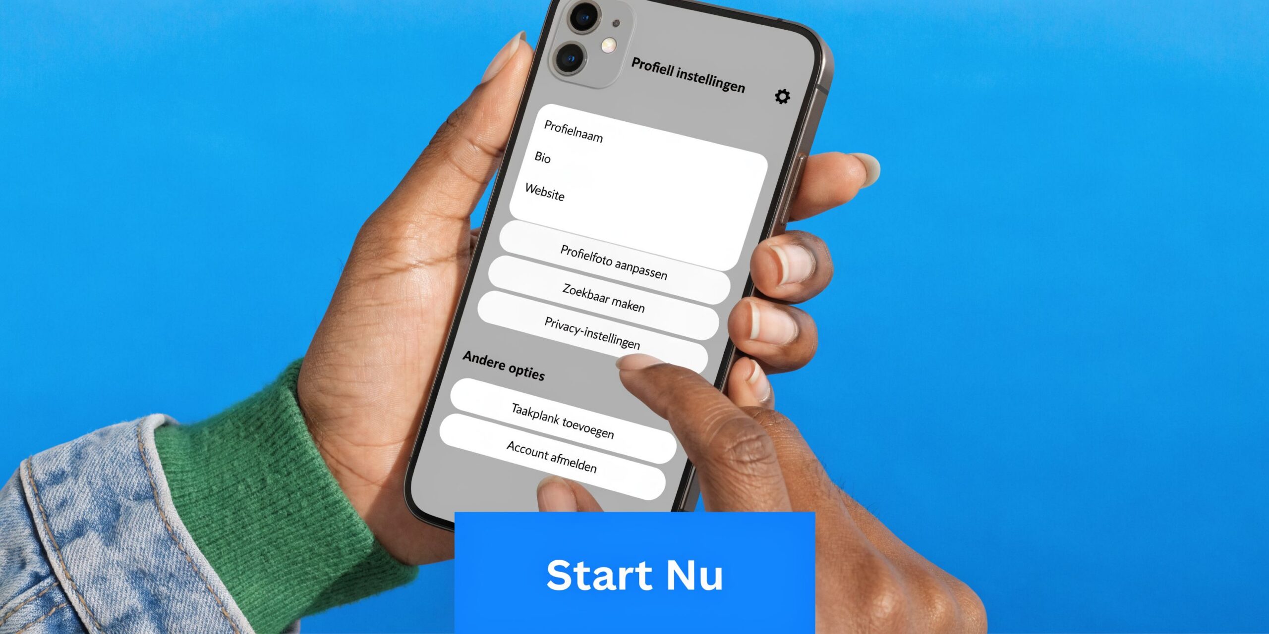 Een hand die een smartphone vasthoudt met instellingen voor een zakelijk profiel op een blauwe achtergrond.