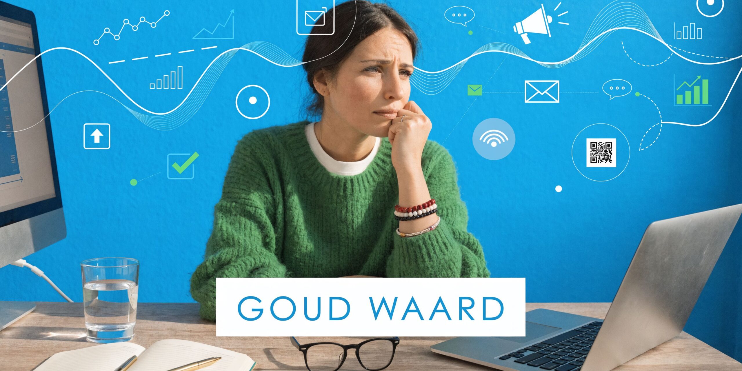 Een vrouw achter haar computer in een kantooromgeving met digitale iconen van online marketing en strategie.