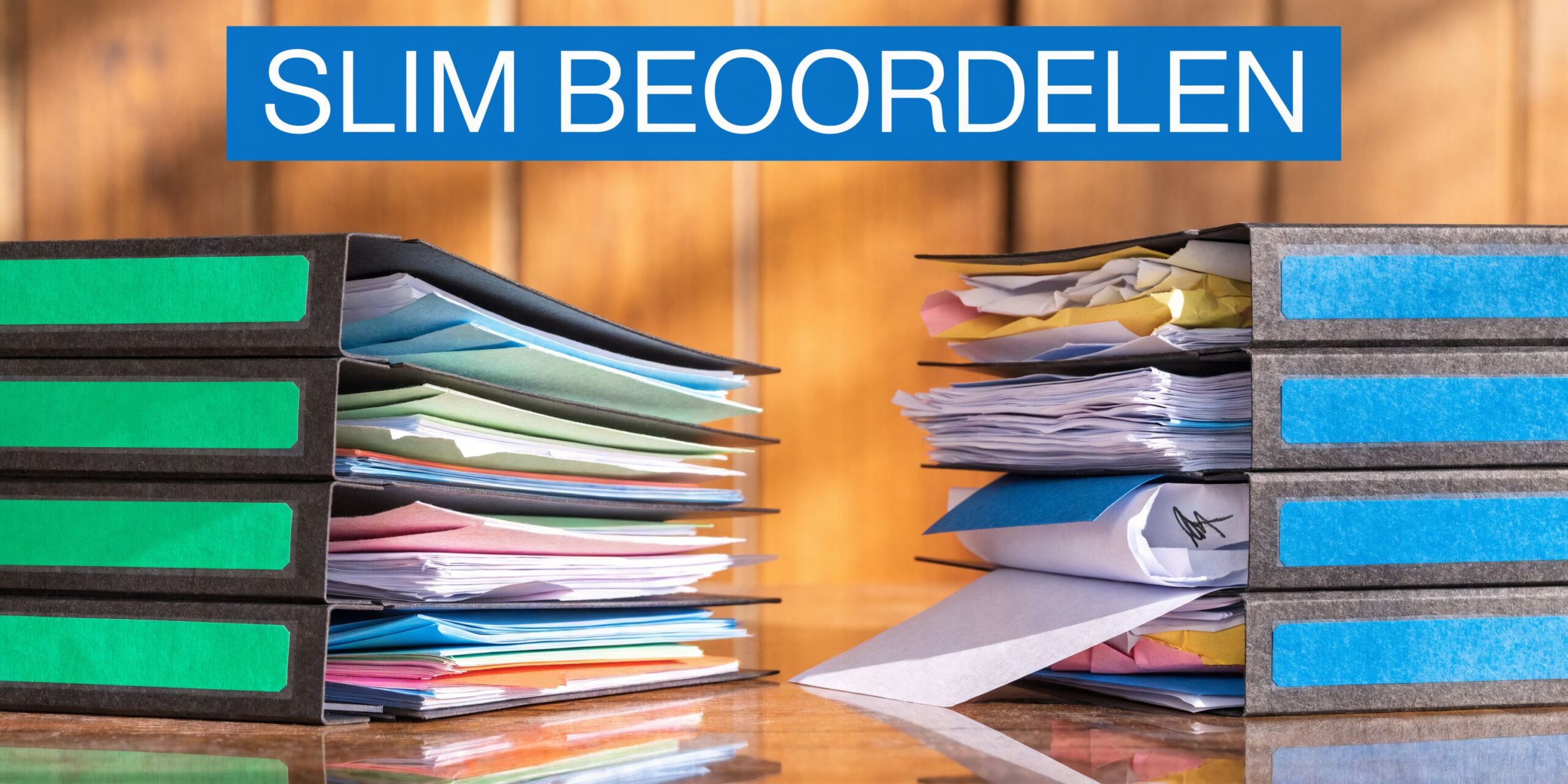 Twee stapels ordners op een houten tafel met de tekst SLIM BEOORDELEN in een blauwe balk erboven.