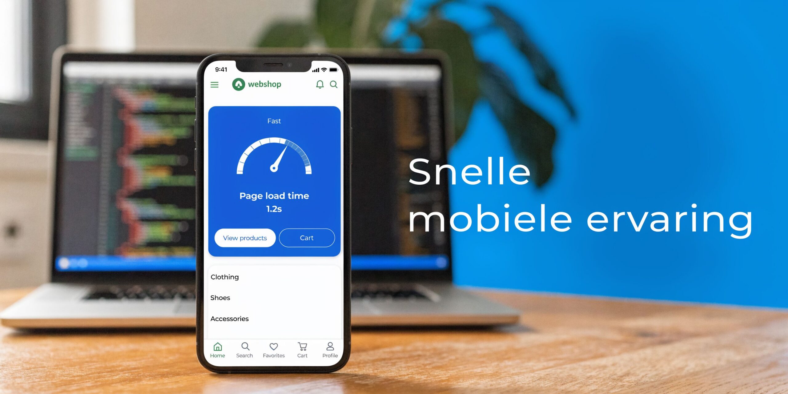 Een smartphone toont een webshop met een snelle laadtijd van 1,2 seconden op een houten tafel.