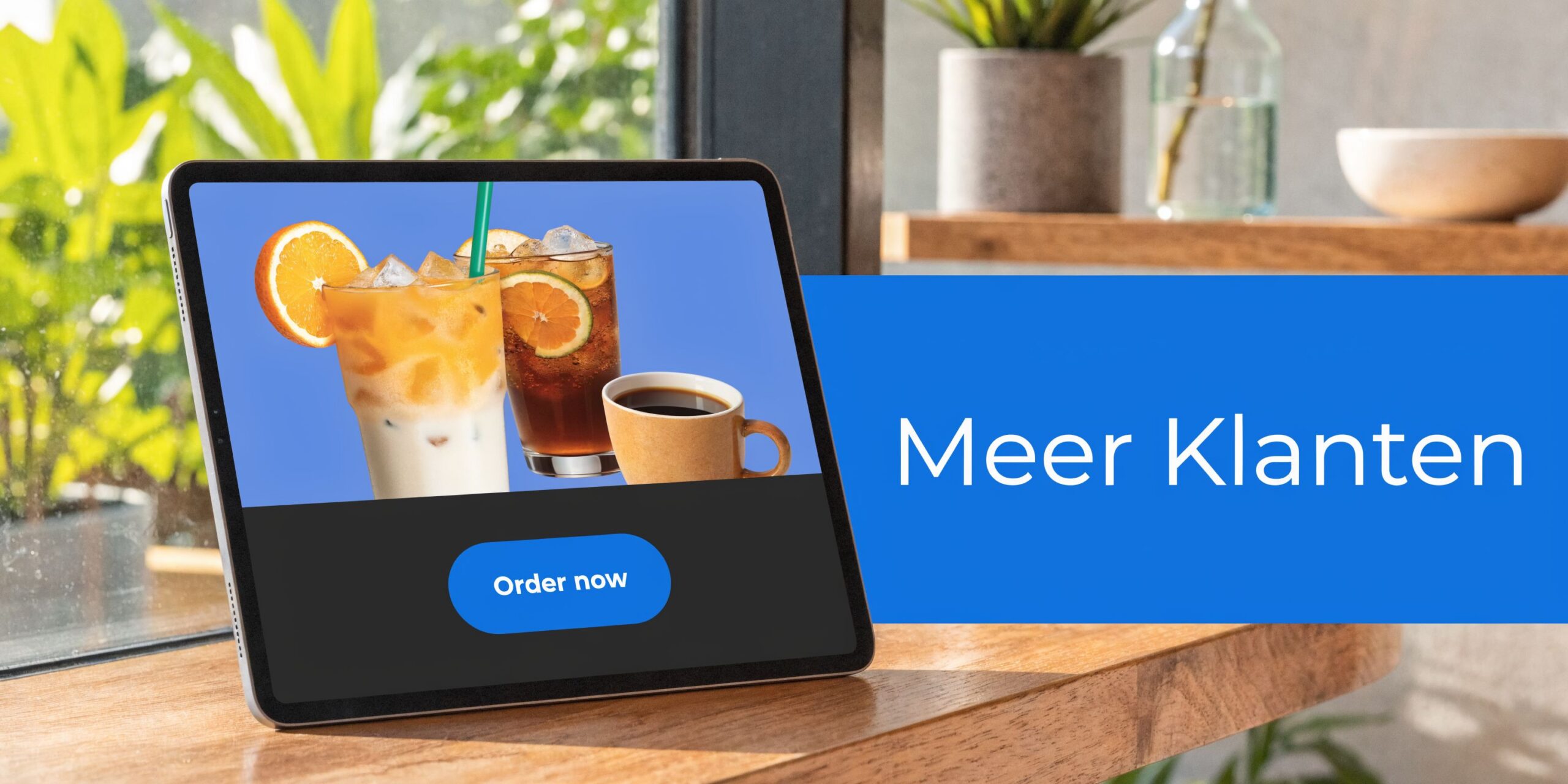 Een digitale tablet met een online bestelmenu voor diverse drankjes in een modern café interieur.