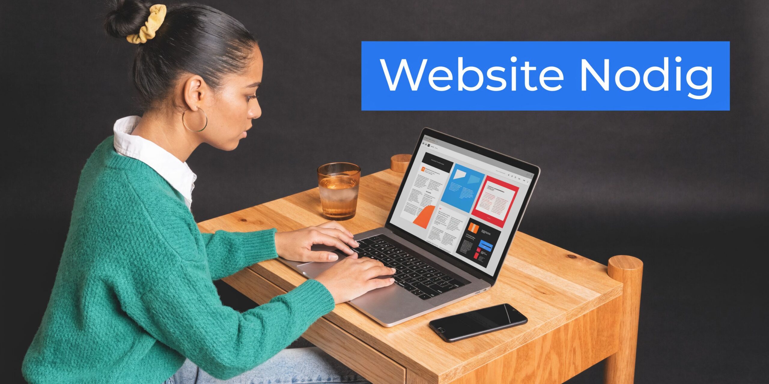 Een jonge vrouw werkt op haar laptop aan een houten tafel met een tekst over website design.