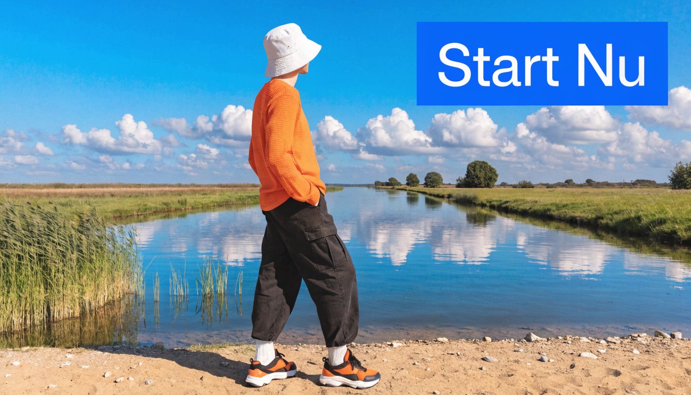 Een persoon met een oranje trui en witte hoed kijkt uit over een rustig Fries waterlandschap.