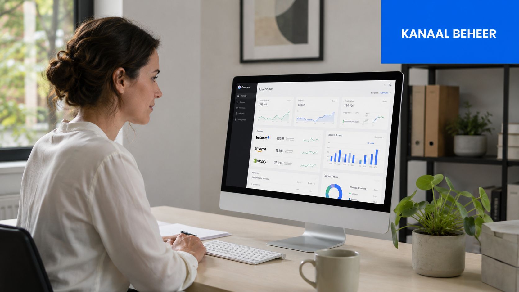 Een vrouw kijkt naar een dashboard voor webshop voorraadbeheer op haar computer in een modern kantoor.
